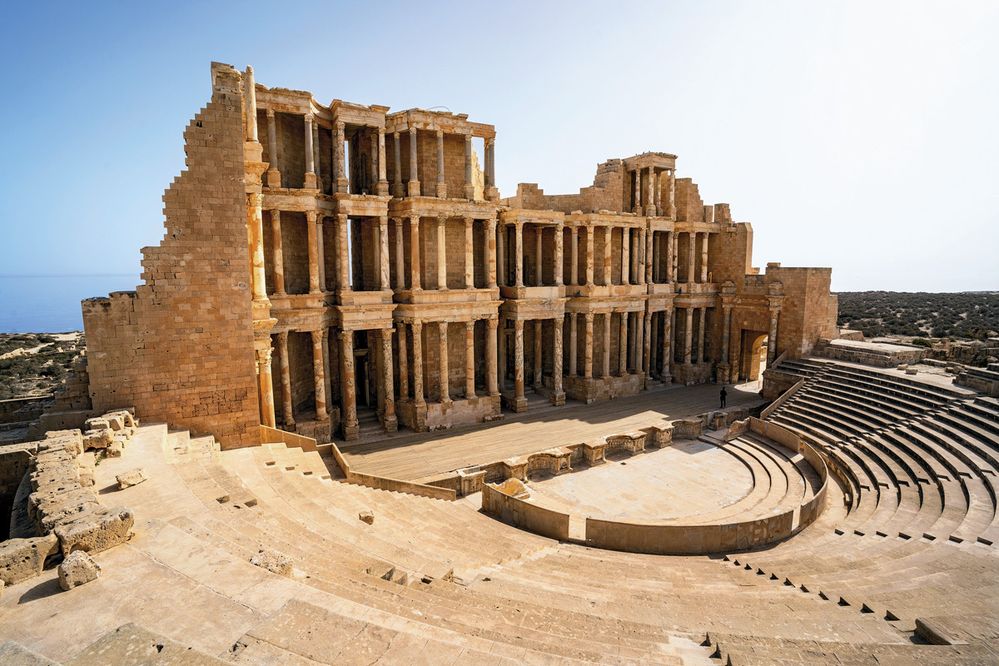 Nebývale zachovalá třípodlažní budova scény divadla v Sabrátě