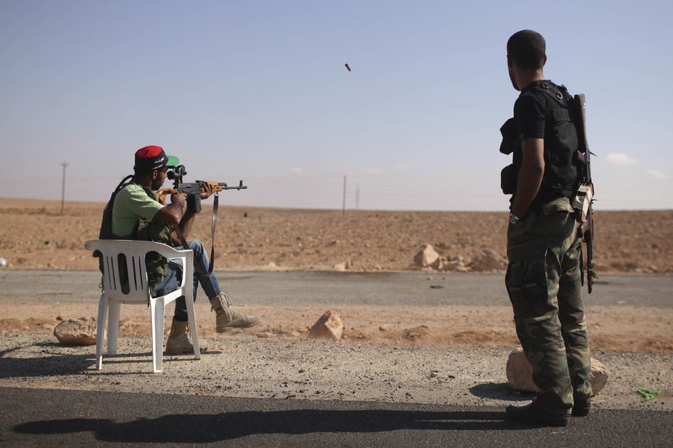 Libyjší povstalci nedaleko Bani Walid