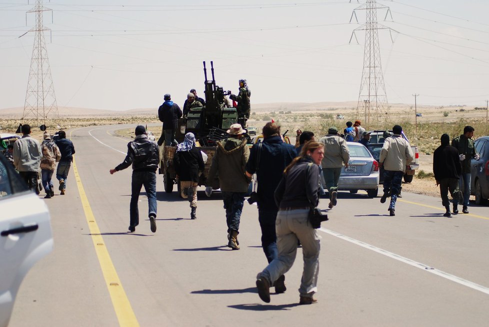 Novináři utíkají před ozbrojenou silou