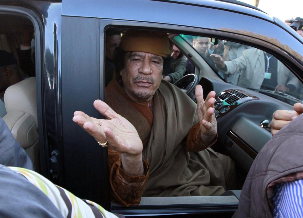 Kaddáfí na snímku z dubna letošního roku. Podle povstalců po dobytí Tripolisu zbaběle utekl