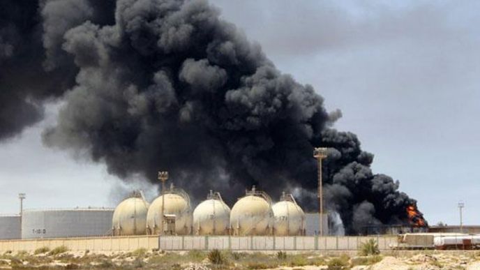 Před vypuknutím civilní války produkovala Libye přibližně 1,6 milionu barelů vysoce kvalitní ropy s nízkým obsahem síry denně, ale půlroční konflikt snížil denní produkci na pouhých padesát tisíc barelů. Čísla vyplývají z údajů Mezinárodní energetické agentury.