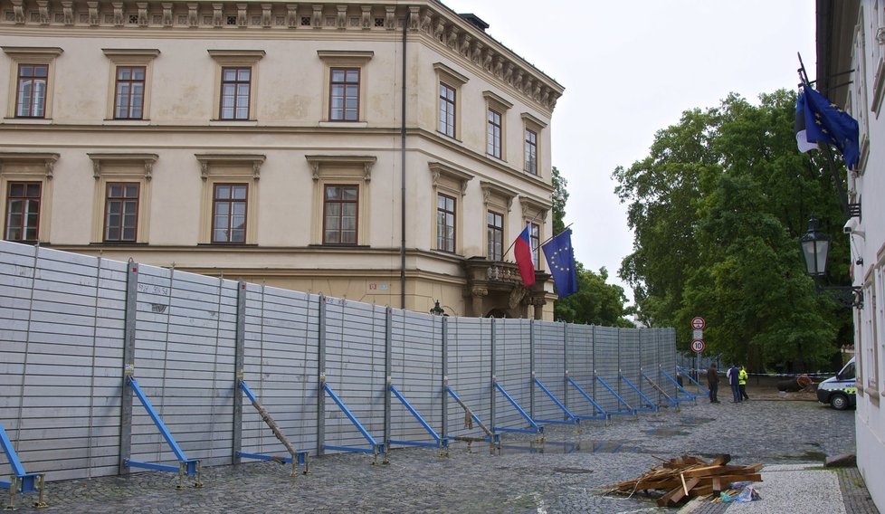 Bariéry proti velké vodě stály v roce 2013 až za Lichtenštejnským palácem. Budova tak měla smůlu a znovu ji povodně vytopily.