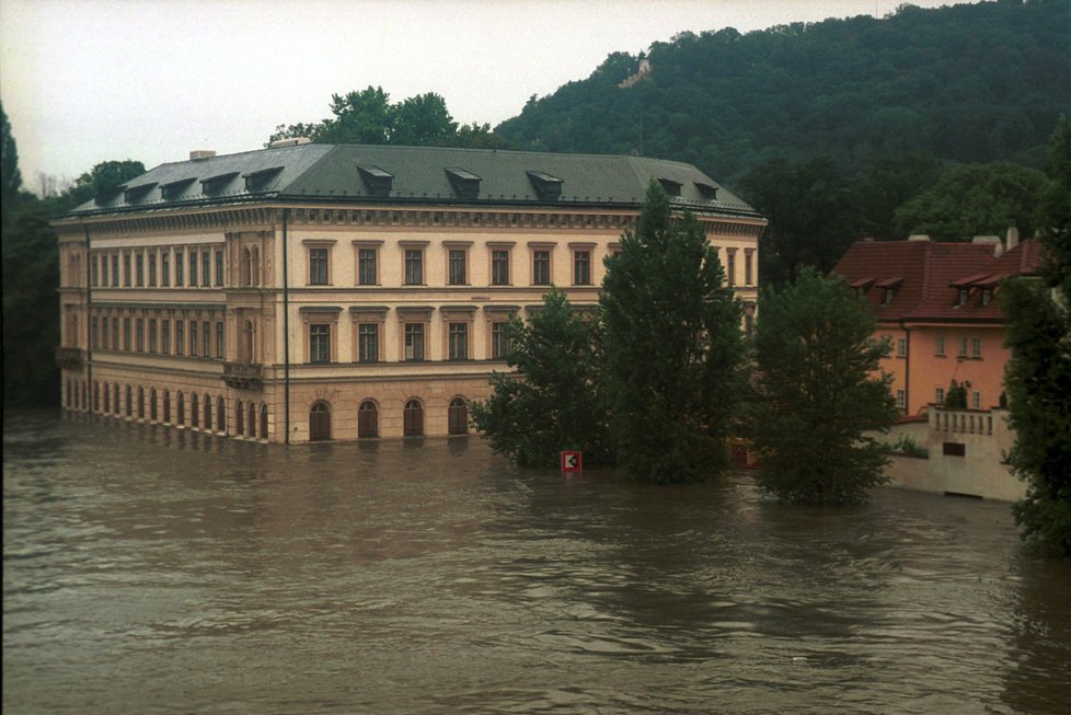 Lichtenštejnský palác na Kampě během povodní v roce 2002. V budově bylo více než dva metry vody.