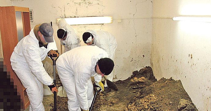 Kriminalisté vykopali těla obětí z podlahy garáže