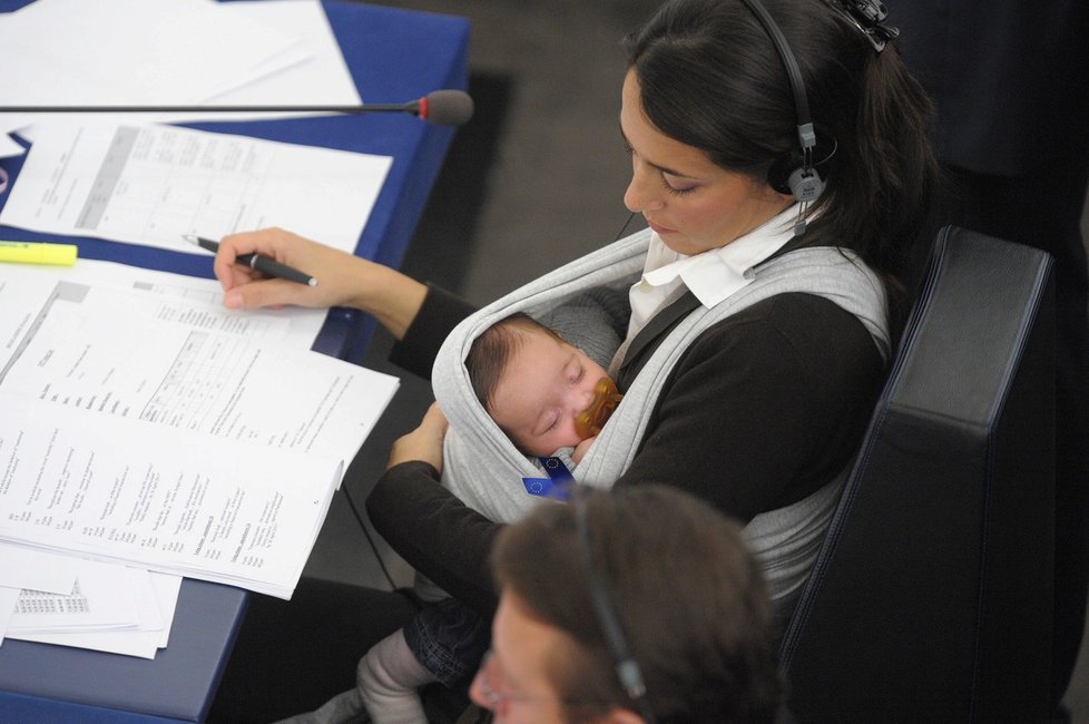 Italská europoslankyně Licia Ronzulliová zaujala nošením dcery na jednání i hlasování do europarlamentu.