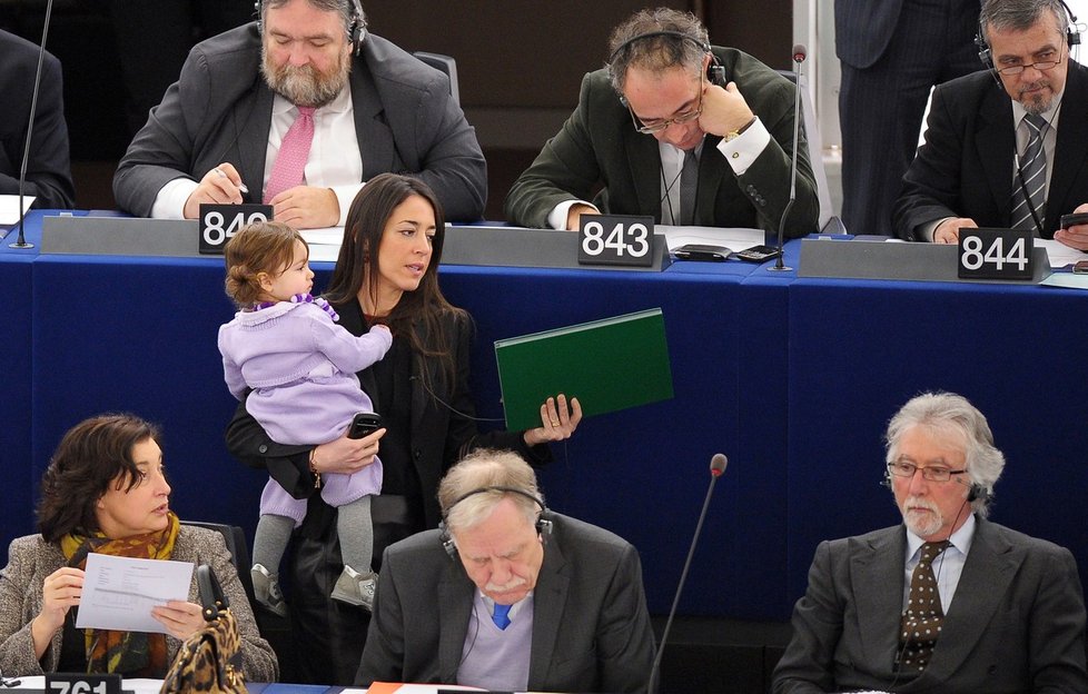 Italská europoslankyně Licia Ronzulliová zaujala nošením dcery na jednání i hlasování do europarlamentu