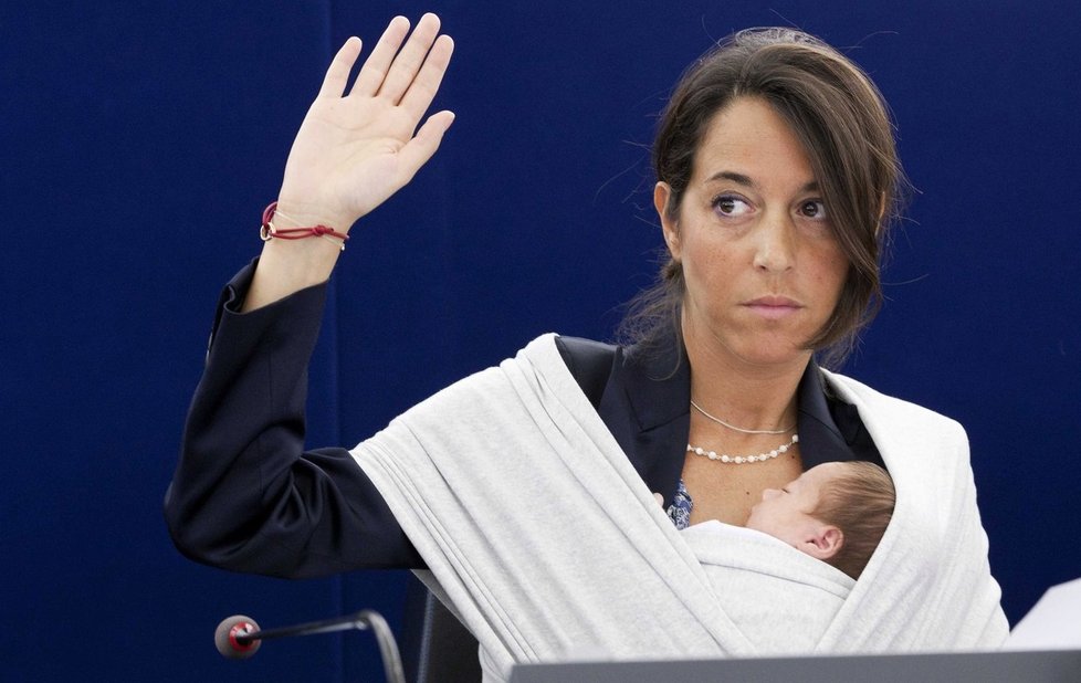 Italská europoslankyně Licia Ronzulliová zaujala nošením dcery na jednání i hlasování do europarlamentu