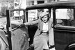 Lída Baarová na snímku z 30.let vystupuje z automobilu před čerpací stanicí.