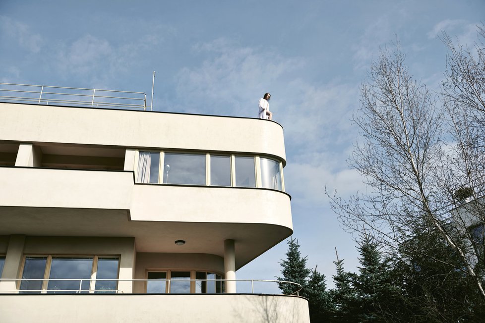 Funkcionalistická vila na Hanspaulce, kde bydlela Lída Bárová, vypadá jako loď.