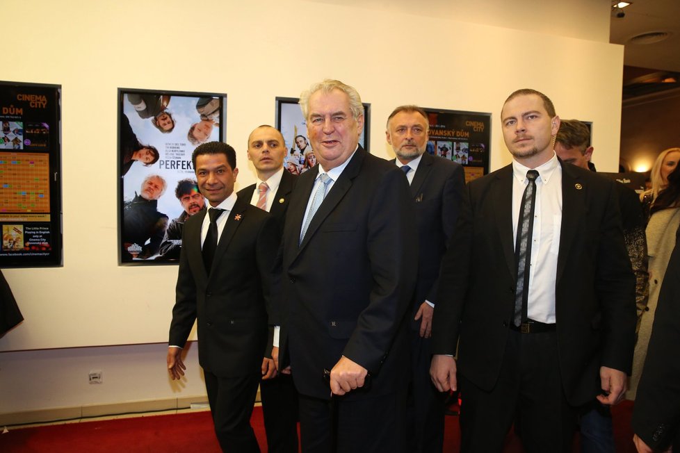 Miloš Zeman přichází na premiéru velkofilmu Lída Baarová.