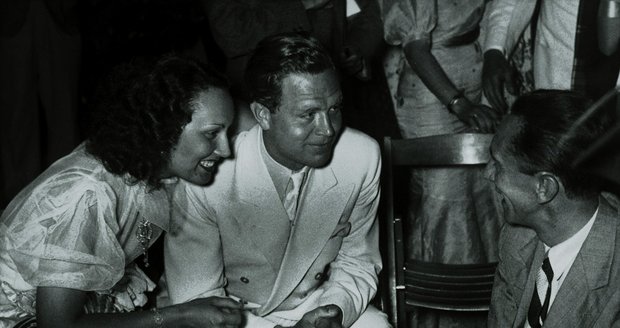 Lída Baarová s manželem Gustavem Fröhlichem a s šéfem nacistické propagandy Goebbelsem