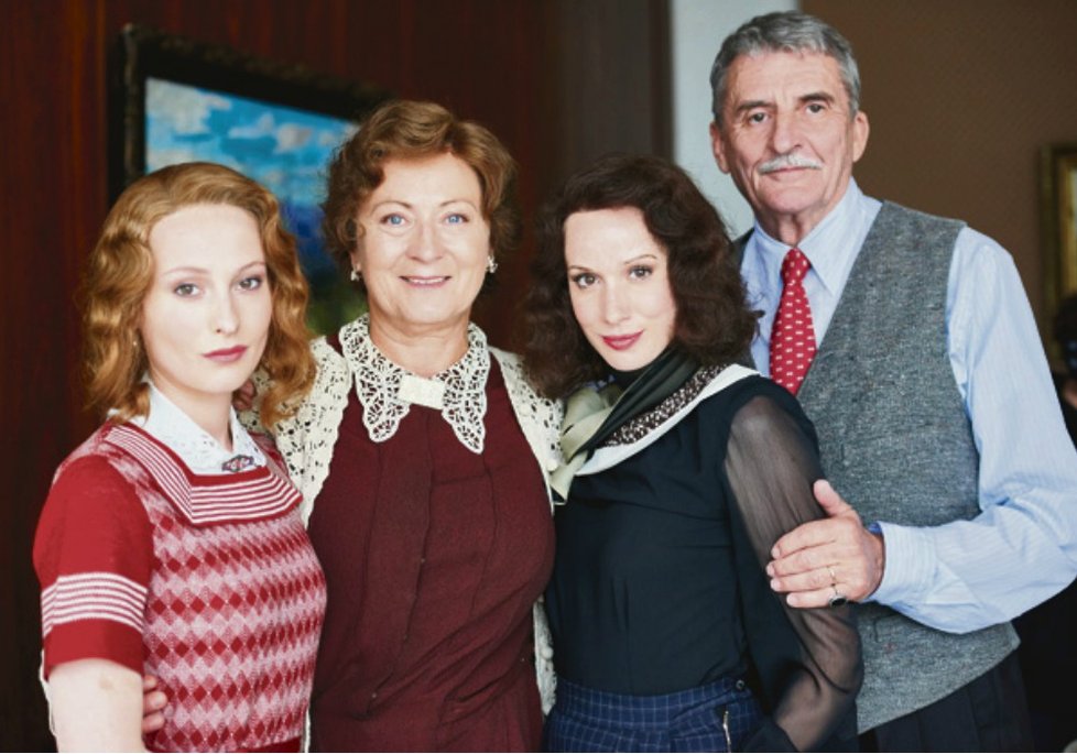 Filmová rodina. Sestra (Anna Fialová), matka (Simona Stašová), Lída Baarová (Táňa Pauhofová), otec (Martin Huba).