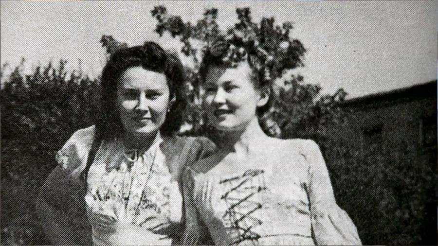 Obě sestry Lída Baarová a Zorka Janů byly herečky.