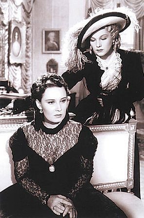 Baarová (vlevo) ve filmu Maskovaná milenka hrála baronku