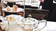 Anglický čajový rituál: konvice s čajem, mlékem a třípatrový stojan na zákusky a sendviče