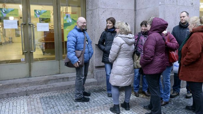 Lidé čekají na vydání vůbec prvních karet Lítačka