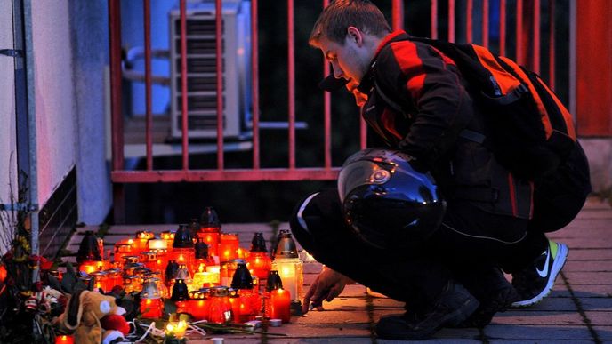 Lidé na místě tragédie ve Žďáru nad Sázavou zapalovali svíčky