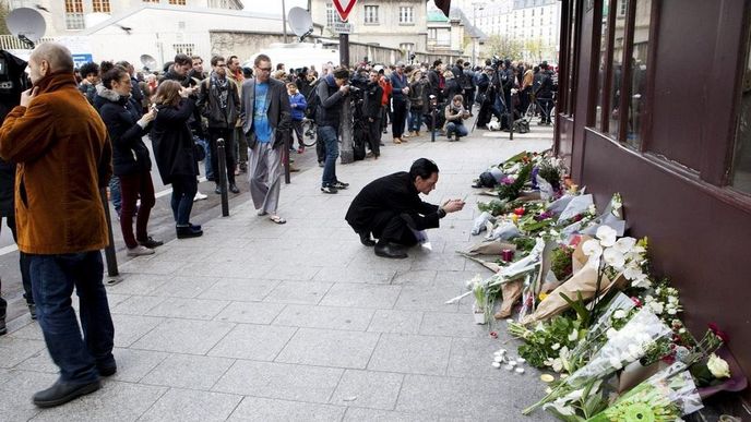 Lidé pokládají květiny u pařížské restaurace, kde došlo k atentátu