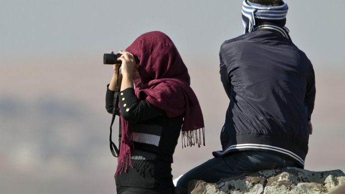 Lidé pozorují boje v syrském Kobani z turecké strany hranice