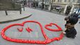 Lidé si 18. prosince na Václavském náměstí v Praze připomněli zapálenými svíčkami vyskládanými do tvarů srdce dvouleté výročí úmrtí bývalého prezidenta republiky Václava Havla.