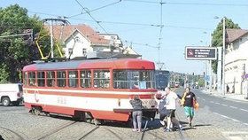 Lidé museli odtlačit tramvaj na obratiště.