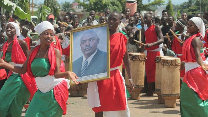 Lidé v Burundi oslavují návrat prezidenta Pierra Nkurunzizy