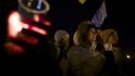 Lidé v ulicích Kyjeva požadují odstoupení či odvolání prezidenta Viktora Janukovyče za to, že odmítl podepsat dohodu o přidružení k Evropské unii. Lidé v ulicích Kyjeva požadují odstoupení či odvolání prezidenta Viktora Janukovyče za to, že odmítl podepsat dohodu o přidružení k Evropské unii.