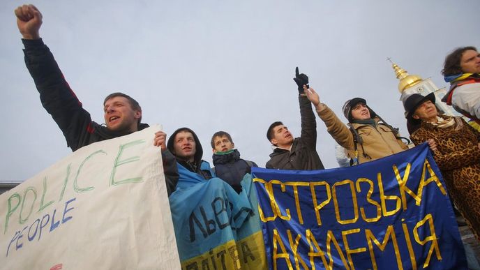 Lidé v ulicích Kyjeva požadují odstoupení či odvolání prezidenta Viktora Janukovyče za to, že odmítl podepsat dohodu o přidružení k Evropské unii.