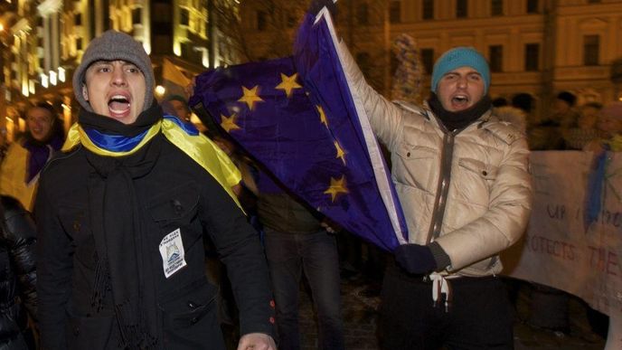 Lidé v ulicích Kyjeva požadují odstoupení či odvolání prezidenta Viktora Janukovyče za to, že odmítl podepsat dohodu o přidružení k Evropské unii.