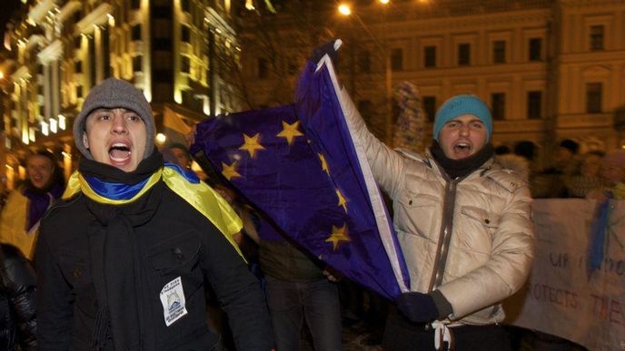Lidé v ulicích Kyjeva požadují odstoupení či odvolání prezidenta Viktora Janukovyče za to, že odmítl podepsat dohodu o přidružení k Evropské unii. Lidé v ulicích Kyjeva požadují odstoupení či odvolání prezidenta Viktora Janukovyče za to, že odmítl podepsat dohodu o přidružení k Evropské unii.