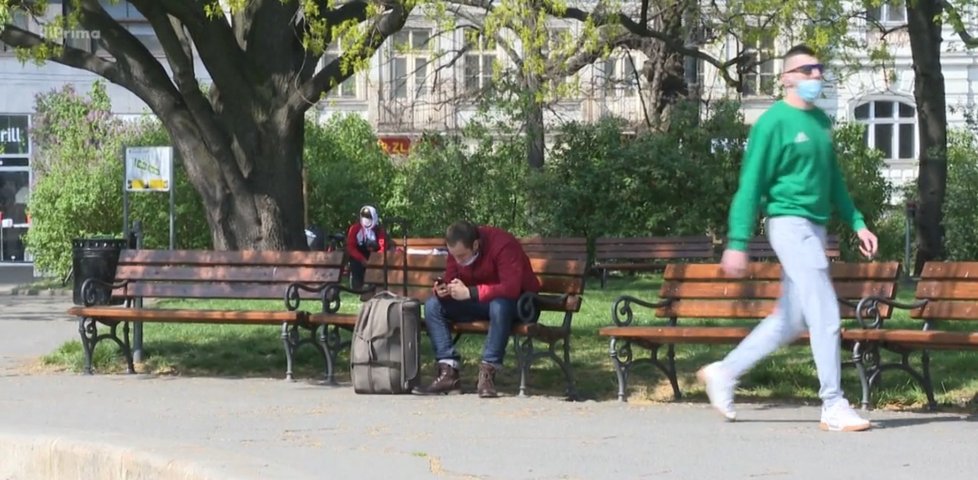 Lidé v sobotu vyrazili ven. (19. 4. 2020)