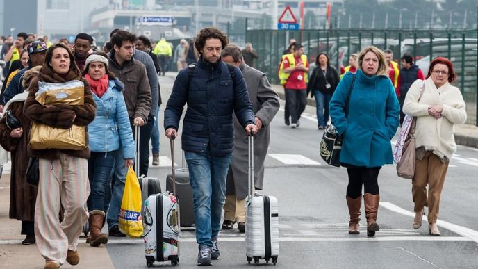 Lidé z letiště byli po útocích evakuováni na letištní plochu (Brusel, 22. března 2016)