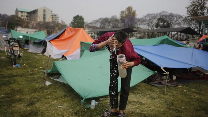 Lidé z nepálské metropole Káthmándů žijí na okraji města ve stanových táborech. Jejich domovy buď zmizely, nebo je opustili kvůli obavě z následných otřesů
