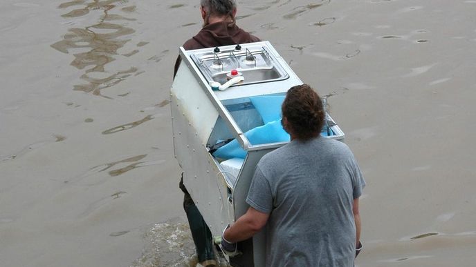Lidé zachraňují vybavení na pražské náplavce