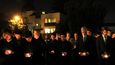 Lidé zapálenými svíčkami uctívají památku zesnulého velvyslance.  (Foto ČTK)