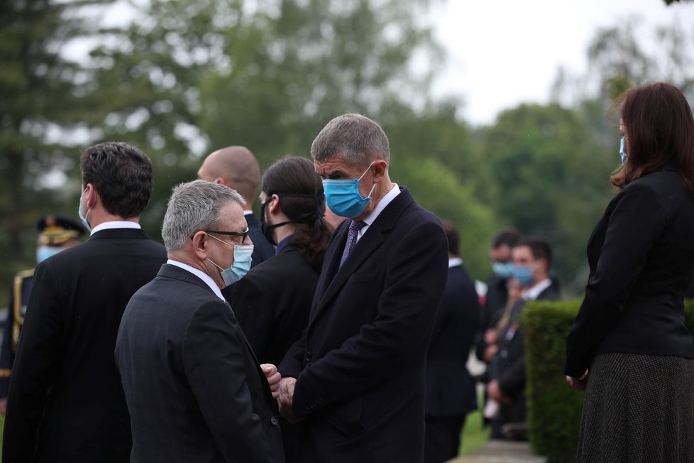 Premiér Andrej Babiš (ANO) s ministrem kultury Lubomírem Zaorálkem (ČSSD) na pietním aktu, který připomínal 78. výročí vypálení Lidic. (10.6.2020)