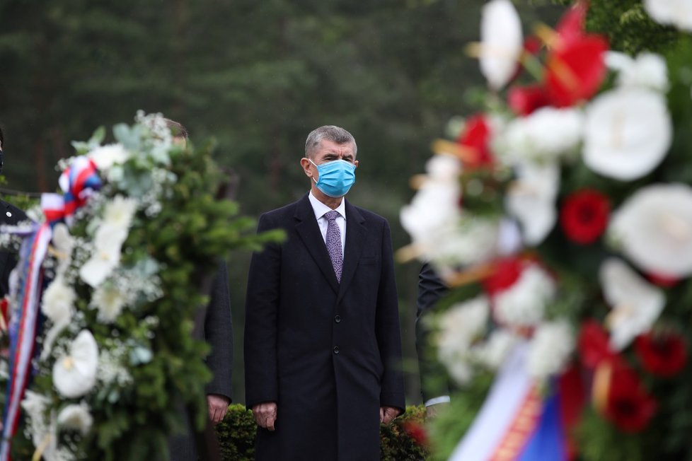 Premiér Andrej Babiš (ANO) s ministrem kultury Lubomírem Zaorálkem (ČSSD) na pietním aktu, který připomínal 78. výročí vypálení Lidic (10. 6. 2020).