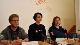 Ředitelka Památníku Lidice Martina Lehmannová (uprostřed), zástupkyně ředitelky Dagmar Kosová a vedoucí oddělení prezentace Památníku Lidice Filip Petlička na tiskové konferenci (21. 1. 2020)