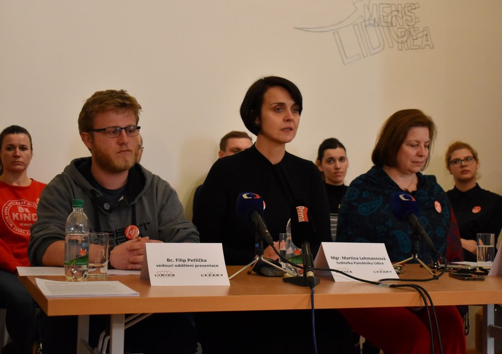 Ředitelka Památníku Lidice Martina Lehmannová (uprostřed), zástupkyně ředitelky Dagmar Kosová a vedoucí oddělení prezentace Památníku Lidice Filip Petlička na tiskové konferenci (21. 1. 2020)