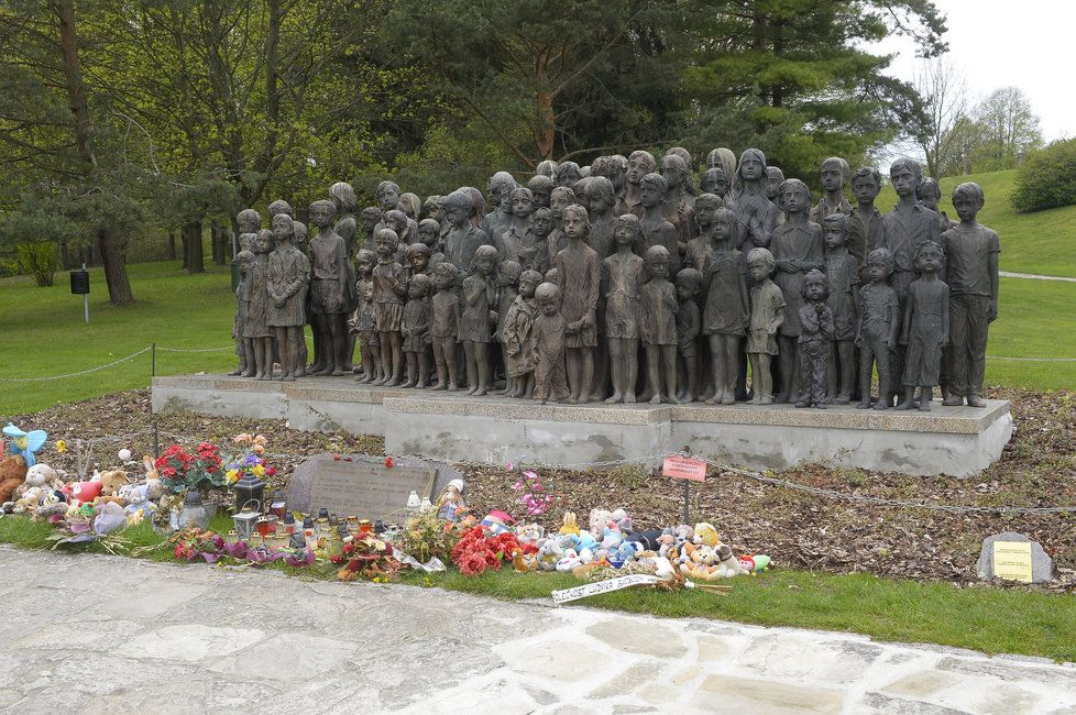 Pomník dětským obětem války připomíná 82 lidických dětí, které byly zavražděny v Chelmu.