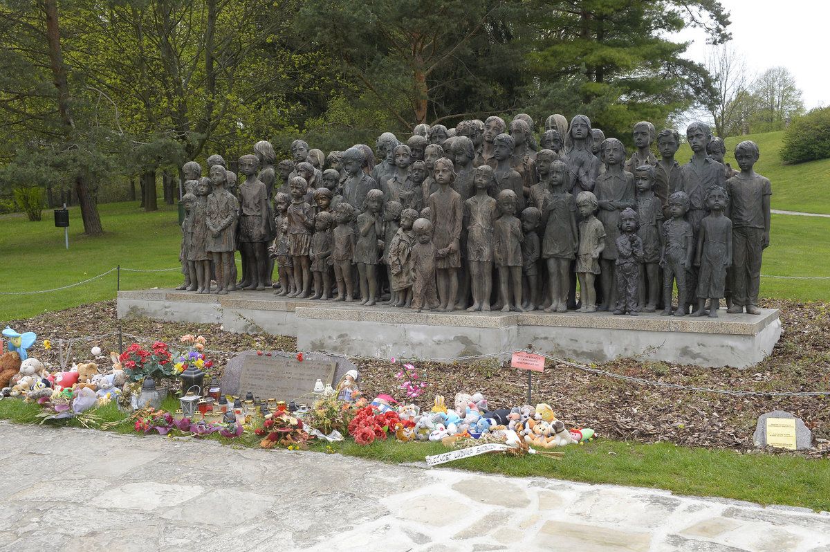 Pomník dětským obětem války připomíná 82 lidických dětí, které byly zavražděny v Chelmu
