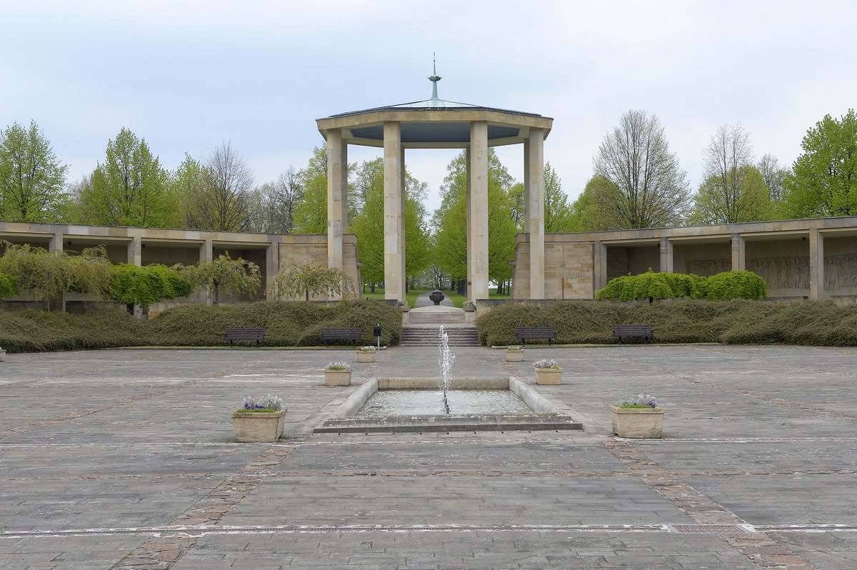 V místech nad bývalou obcí Lidice byl u příležitosti dvacátého výročí události v roce 1962 vybudován památník s muzeem.