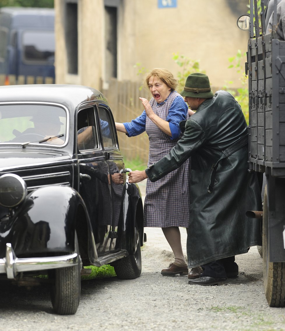 Gestapo nakládá ženu do auta