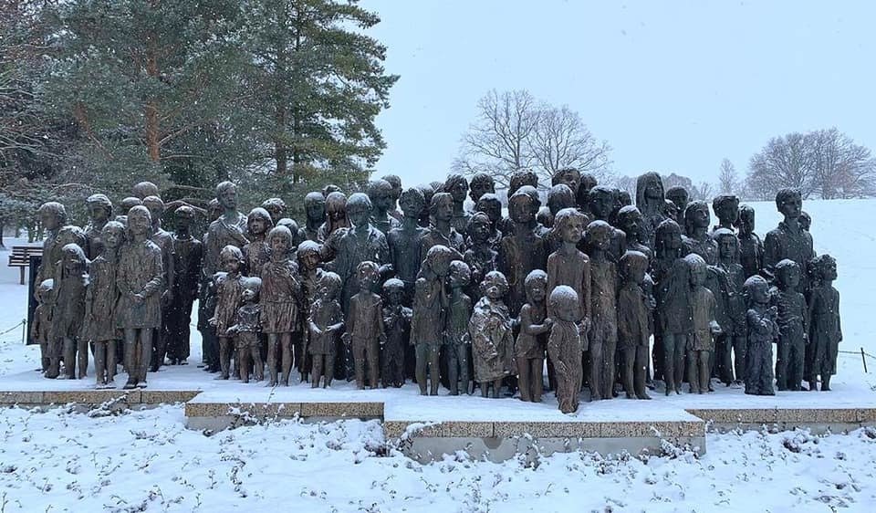 Němými svědky toho, co se o tomto víkendu v Lidicích dělo, byl i pomník dvaaosmdesáti lidických dětí. Němci je nechali udusit v plynových autech.