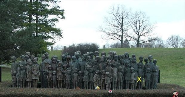 Památník dětských obětí války. Chybějící socha je označena křížkem.