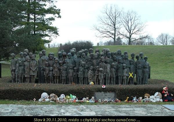Památník dětských obětí války. Chybějící socha je označena křížkem.