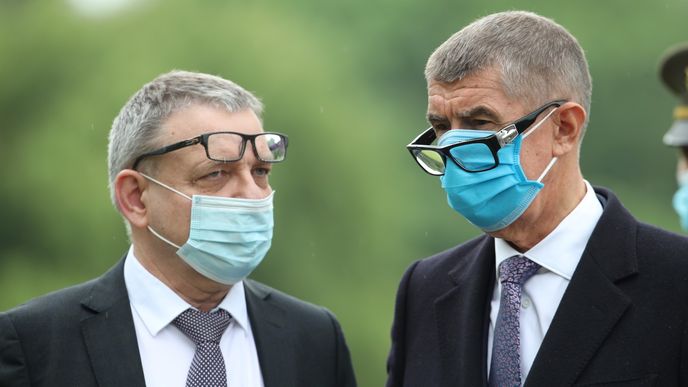 (zleva) Ministr kultury Lubomír Zaorálek a premiér Andrej Babiš (ANO) na pietním aktu k připomenutí 78. výročí vypálení Lidic (10.6.2020)