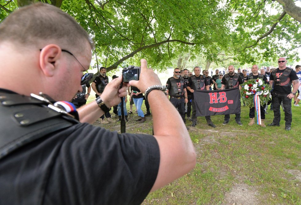 Členové ruského motorkářského klubu Noční vlci se 15. června 2019 v Lidicích na Kladensku zúčastnili pietního aktu k 77. výročí vyhlazení obce nacisty.