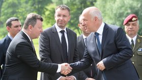 Ministr kultury Antonín Staněk (vlevo) se zdraví se senátorem Pavlem Fischerem 15. června 2019 v Lidicích na Kladensku, kde se zúčastnili pietního aktu k 77. výročí vyhlazení obce nacisty. Uprostřed je ministr dopravy Vladimír Kremlík .