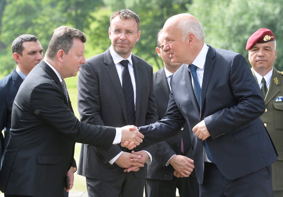 Ministr kultury Antonín Staněk (vlevo) se zdraví se senátorem Pavlem Fischerem 15. června 2019 v Lidicích na Kladensku, kde se zúčastnili pietního aktu k 77. výročí vyhlazení obce nacisty. Uprostřed je ministr dopravy Vladimír Kremlík .